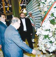 president bouteflika en Iran sur la tombe de l'imam Khomenei