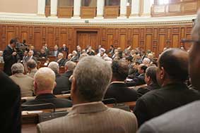 Les deputes demandent des comptes
