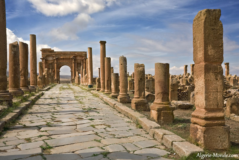 Vue d'ensemble sur les ruines romaines ainis que sur le théâtre à Timgad